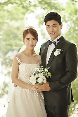 포토 JPG 스튜디오촬영 부부 커플 여자 남자 행복 신부 부케 웨딩드레스 신랑 결혼 실내 사랑 서기 미소 정장 턱시도 상반신 20대 성인 두명 앞모습 30대 손잡기 다정 한국인 성인만 웨딩촬영 국내포토 드레스 옷 감정 뷰포인트 꽃다발 컨셉 관계 모션 표정 사람 동양인 이벤트 청년 내부 장년 기념사진 파일형식