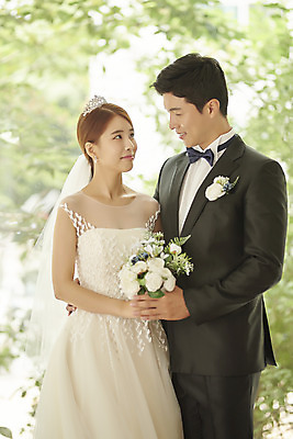 포토 JPG 스튜디오촬영 부부 커플 여자 남자 행복 신부 부케 웨딩드레스 신랑 결혼 실내 사랑 서기 미소 정장 턱시도 상반신 20대 성인 두명 앞모습 옆모습 30대 마주보기 손잡기 다정 한국인 성인만 웨딩촬영 국내포토 드레스 옷 감정 뷰포인트 꽃다발 컨셉 관계 모션 표정 사람 동양인 이벤트 청년 내부 장년 기념사진 파일형식