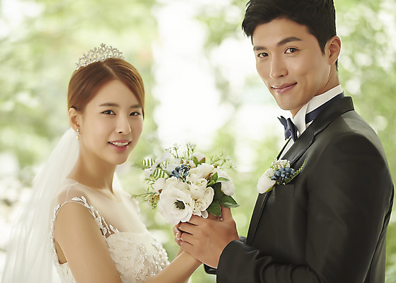 포토 JPG 스튜디오촬영 부부 커플 여자 남자 행복 신부 부케 웨딩드레스 신랑 결혼 실내 사랑 서기 미소 정장 턱시도 상반신 20대 성인 두명 옆모습 30대 손잡기 다정 한국인 성인만 웨딩촬영 국내포토 드레스 옷 감정 뷰포인트 꽃다발 컨셉 관계 모션 표정 사람 동양인 이벤트 청년 내부 장년 기념사진 파일형식