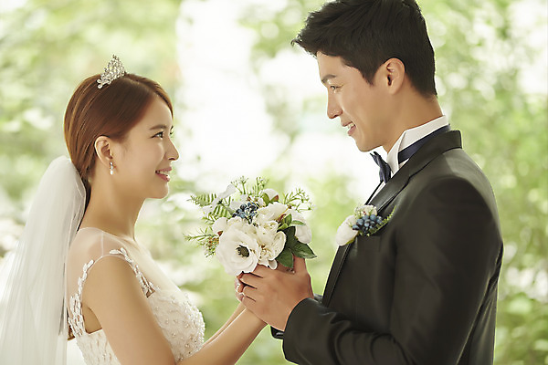 포토 JPG 스튜디오촬영 부부 커플 여자 남자 행복 신부 부케 웨딩드레스 신랑 결혼 실내 사랑 서기 미소 정장 턱시도 상반신 20대 성인 두명 옆모습 30대 마주보기 손잡기 다정 한국인 성인만 웨딩촬영 국내포토 드레스 옷 감정 뷰포인트 꽃다발 컨셉 관계 모션 표정 사람 동양인 이벤트 청년 내부 장년 기념사진 파일형식