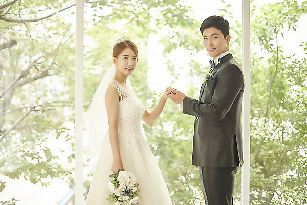 포토 JPG 스튜디오촬영 부부 커플 여자 남자 행복 신부 부케 웨딩드레스 신랑 결혼 실내 사랑 서기 미소 정장 턱시도 상반신 20대 성인 두명 옆모습 30대 손잡기 다정 한국인 성인만 웨딩촬영 국내포토 드레스 옷 감정 뷰포인트 꽃다발 컨셉 관계 모션 표정 사람 동양인 이벤트 청년 내부 장년 기념사진 파일형식