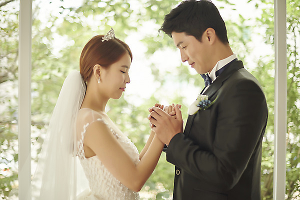 포토 JPG 스튜디오촬영 부부 커플 여자 남자 행복 신부 웨딩드레스 신랑 결혼 실내 사랑 서기 미소 정장 턱시도 상반신 20대 성인 두명 옆모습 30대 눈감음 손잡기 다정 한국인 성인만 웨딩촬영 국내포토 드레스 옷 감정 뷰포인트 컨셉 관계 모션 표정 사람 동양인 이벤트 청년 내부 장년 기념사진 파일형식