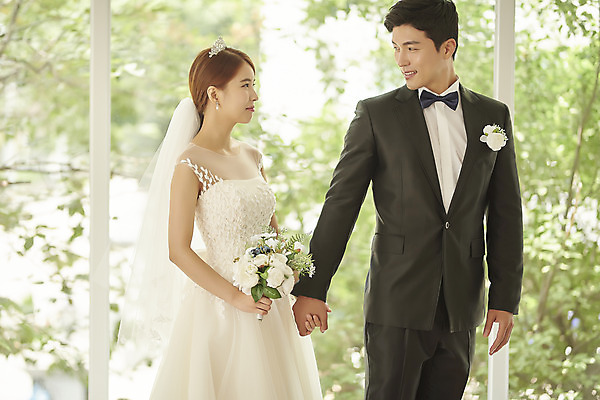 포토 JPG 스튜디오촬영 부부 커플 여자 남자 행복 신부 부케 웨딩드레스 신랑 결혼 실내 사랑 서기 미소 정장 턱시도 상반신 20대 성인 두명 앞모습 30대 마주보기 손잡기 다정 한국인 성인만 웨딩촬영 국내포토 드레스 옷 감정 뷰포인트 꽃다발 컨셉 관계 모션 표정 사람 동양인 이벤트 청년 내부 장년 기념사진 파일형식