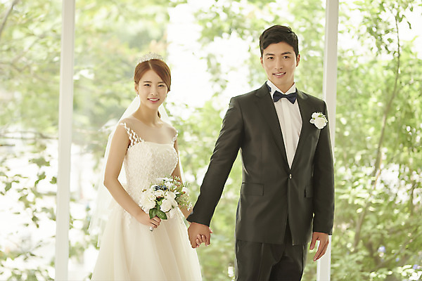 포토 JPG 스튜디오촬영 부부 커플 여자 남자 행복 신부 부케 웨딩드레스 신랑 결혼 실내 사랑 서기 미소 정장 턱시도 상반신 20대 성인 두명 앞모습 30대 손잡기 다정 한국인 성인만 웨딩촬영 국내포토 드레스 옷 감정 뷰포인트 꽃다발 컨셉 관계 모션 표정 사람 동양인 이벤트 청년 내부 장년 기념사진 파일형식