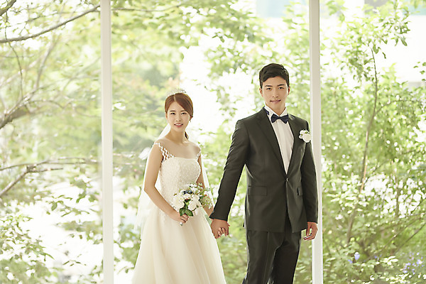 포토 JPG 스튜디오촬영 부부 커플 여자 남자 행복 신부 부케 웨딩드레스 신랑 결혼 실내 사랑 서기 미소 정장 턱시도 상반신 20대 성인 두명 앞모습 30대 손잡기 다정 한국인 성인만 웨딩촬영 국내포토 드레스 옷 감정 뷰포인트 꽃다발 컨셉 관계 모션 표정 사람 동양인 이벤트 청년 내부 장년 기념사진 파일형식