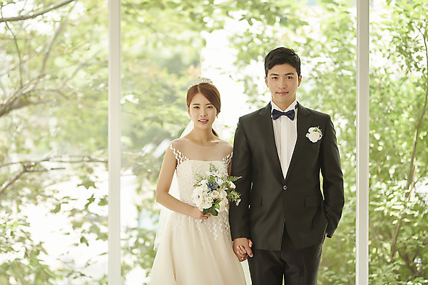 포토 JPG 스튜디오촬영 부부 커플 여자 남자 행복 신부 부케 웨딩드레스 신랑 결혼 실내 사랑 서기 미소 정장 턱시도 상반신 20대 성인 두명 앞모습 30대 손잡기 다정 한국인 성인만 웨딩촬영 국내포토 드레스 옷 감정 뷰포인트 꽃다발 컨셉 관계 모션 표정 사람 동양인 이벤트 청년 내부 장년 기념사진 파일형식