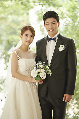 포토 JPG 스튜디오촬영 부부 커플 여자 남자 행복 신부 부케 웨딩드레스 신랑 결혼 실내 사랑 서기 미소 정장 턱시도 상반신 20대 성인 두명 앞모습 30대 다정 한국인 성인만 웨딩촬영 국내포토 드레스 옷 감정 뷰포인트 꽃다발 컨셉 관계 모션 표정 사람 동양인 이벤트 청년 내부 장년 기념사진 파일형식