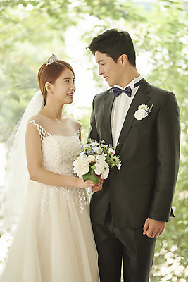 포토 JPG 스튜디오촬영 부부 커플 여자 남자 행복 신부 부케 웨딩드레스 신랑 결혼 실내 사랑 서기 미소 정장 턱시도 상반신 20대 성인 두명 옆모습 30대 마주보기 다정 한국인 성인만 웨딩촬영 국내포토 드레스 옷 감정 뷰포인트 꽃다발 컨셉 관계 모션 표정 사람 동양인 이벤트 청년 내부 장년 기념사진 파일형식