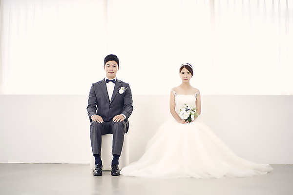 포토 JPG 스튜디오촬영 전신 부부 커플 여자 남자 행복 신부 부케 웨딩드레스 신랑 결혼 실내 사랑 미소 앉기 정장 턱시도 20대 성인 두명 앞모습 30대 다정 한국인 성인만 웨딩촬영 국내포토 드레스 옷 감정 뷰포인트 꽃다발 컨셉 관계 모션 표정 사람 동양인 이벤트 청년 내부 장년 기념사진 파일형식