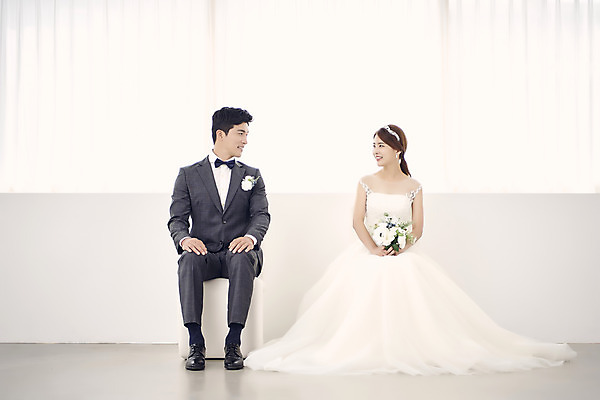 포토 JPG 스튜디오촬영 전신 부부 커플 여자 남자 행복 신부 부케 웨딩드레스 신랑 결혼 실내 사랑 미소 앉기 정장 턱시도 20대 성인 두명 앞모습 30대 마주보기 다정 한국인 성인만 웨딩촬영 국내포토 드레스 옷 감정 뷰포인트 꽃다발 컨셉 관계 모션 표정 사람 동양인 이벤트 청년 내부 장년 기념사진 파일형식