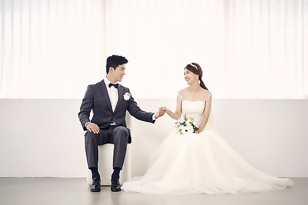 포토 JPG 스튜디오촬영 전신 부부 커플 여자 남자 행복 신부 부케 웨딩드레스 신랑 결혼 실내 사랑 미소 앉기 정장 턱시도 20대 성인 두명 앞모습 30대 마주보기 손잡기 다정 한국인 성인만 웨딩촬영 국내포토 드레스 옷 감정 뷰포인트 꽃다발 컨셉 관계 모션 표정 사람 동양인 이벤트 청년 내부 장년 기념사진 파일형식