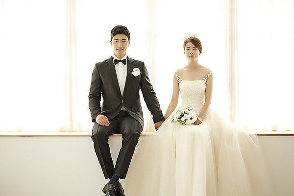 포토 JPG 스튜디오촬영 전신 부부 커플 여자 남자 행복 신부 부케 웨딩드레스 신랑 결혼 실내 사랑 미소 앉기 정장 턱시도 20대 성인 두명 앞모습 30대 손잡기 다정 한국인 성인만 웨딩촬영 국내포토 드레스 옷 감정 뷰포인트 꽃다발 컨셉 관계 모션 표정 사람 동양인 이벤트 청년 내부 장년 기념사진 파일형식