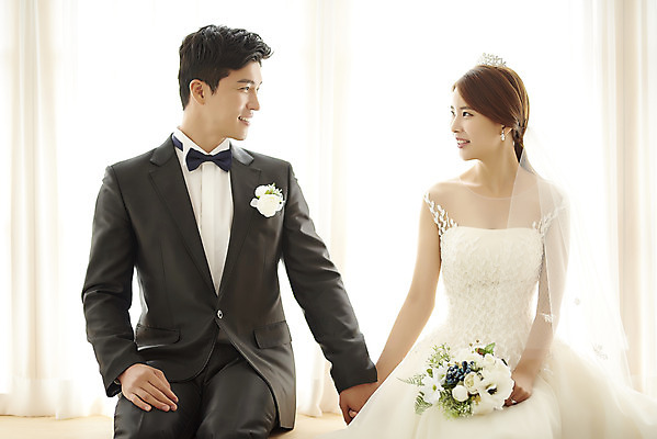 포토 JPG 스튜디오촬영 부부 커플 여자 남자 행복 신부 부케 웨딩드레스 신랑 결혼 실내 사랑 미소 앉기 정장 턱시도 상반신 20대 성인 두명 앞모습 30대 마주보기 손잡기 다정 한국인 성인만 웨딩촬영 국내포토 드레스 옷 감정 뷰포인트 꽃다발 컨셉 관계 모션 표정 사람 동양인 이벤트 청년 내부 장년 기념사진 파일형식