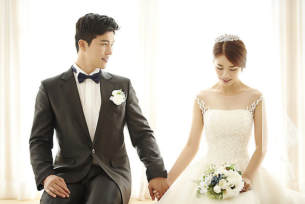 포토 JPG 스튜디오촬영 부부 커플 여자 남자 행복 신부 부케 웨딩드레스 신랑 결혼 실내 사랑 미소 앉기 정장 턱시도 상반신 20대 성인 두명 앞모습 30대 손잡기 다정 한국인 성인만 웨딩촬영 국내포토 드레스 옷 감정 뷰포인트 꽃다발 컨셉 관계 모션 표정 사람 동양인 이벤트 청년 내부 장년 기념사진 파일형식