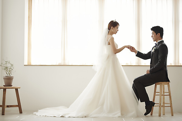 포토 JPG 스튜디오촬영 전신 부부 커플 여자 남자 행복 신부 웨딩드레스 신랑 결혼 실내 사랑 서기 미소 앉기 정장 턱시도 20대 성인 두명 옆모습 30대 마주보기 손잡기 다정 한국인 성인만 웨딩촬영 국내포토 드레스 옷 감정 뷰포인트 컨셉 관계 모션 표정 사람 동양인 이벤트 청년 내부 장년 기념사진 파일형식