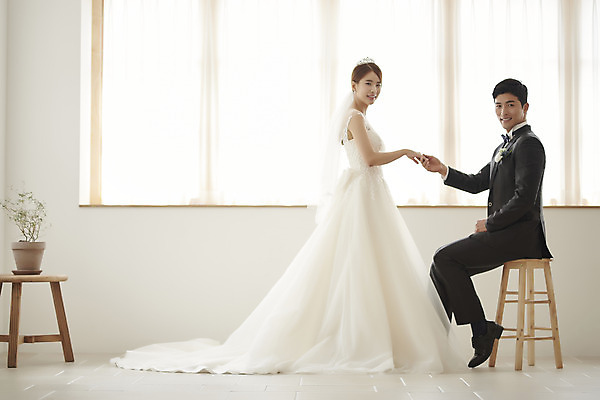 포토 JPG 스튜디오촬영 전신 부부 커플 여자 남자 행복 신부 웨딩드레스 신랑 결혼 실내 사랑 서기 미소 앉기 정장 턱시도 20대 성인 두명 옆모습 30대 손잡기 다정 한국인 성인만 웨딩촬영 국내포토 드레스 옷 감정 뷰포인트 컨셉 관계 모션 표정 사람 동양인 이벤트 청년 내부 장년 기념사진 파일형식