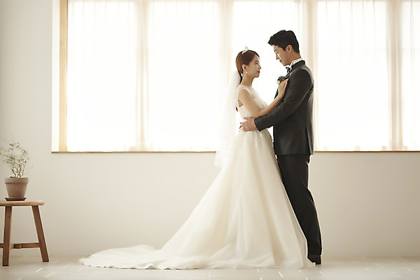 포토 JPG 스튜디오촬영 전신 부부 커플 여자 남자 행복 신부 웨딩드레스 신랑 결혼 실내 사랑 서기 미소 정장 턱시도 20대 성인 두명 옆모습 30대 마주보기 다정 한국인 성인만 웨딩촬영 국내포토 드레스 옷 감정 뷰포인트 컨셉 관계 모션 표정 사람 동양인 이벤트 청년 내부 장년 기념사진 파일형식