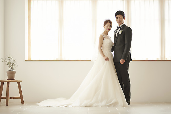 포토 JPG 스튜디오촬영 전신 부부 커플 여자 남자 행복 신부 웨딩드레스 허리손 신랑 결혼 실내 사랑 서기 미소 정장 턱시도 20대 성인 두명 옆모습 30대 다정 한국인 성인만 웨딩촬영 국내포토 드레스 옷 감정 뷰포인트 포즈 컨셉 관계 모션 표정 사람 동양인 이벤트 청년 내부 장년 기념사진 파일형식