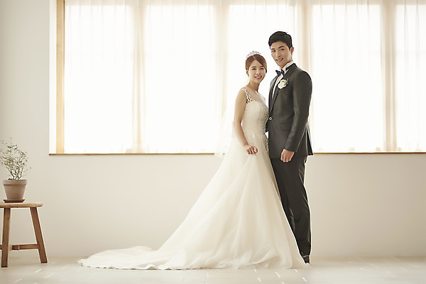 포토 JPG 스튜디오촬영 전신 부부 커플 여자 남자 행복 신부 웨딩드레스 신랑 결혼 실내 사랑 서기 미소 정장 턱시도 20대 성인 두명 옆모습 30대 다정 한국인 성인만 웨딩촬영 국내포토 드레스 옷 감정 뷰포인트 컨셉 관계 모션 표정 사람 동양인 이벤트 청년 내부 장년 기념사진 파일형식