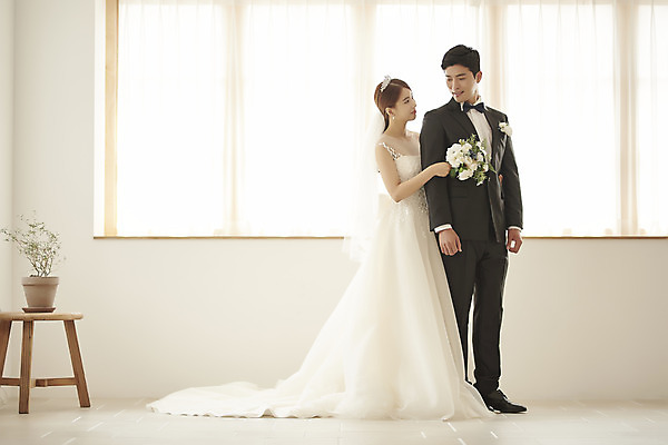 포토 JPG 스튜디오촬영 전신 부부 커플 여자 남자 행복 신부 부케 웨딩드레스 신랑 결혼 실내 사랑 서기 미소 정장 턱시도 20대 성인 두명 옆모습 30대 마주보기 팔짱 다정 한국인 성인만 웨딩촬영 국내포토 드레스 옷 감정 뷰포인트 꽃다발 컨셉 관계 모션 표정 사람 동양인 이벤트 청년 내부 장년 기념사진 파일형식