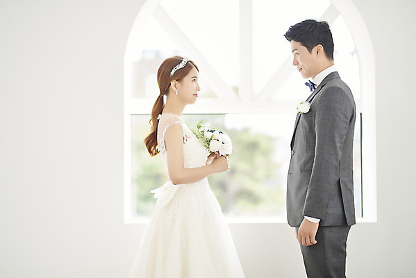 포토 JPG 스튜디오촬영 부부 커플 여자 남자 행복 신부 부케 웨딩드레스 신랑 결혼 실내 사랑 서기 미소 정장 턱시도 상반신 20대 성인 두명 옆모습 30대 마주보기 다정 한국인 성인만 웨딩촬영 국내포토 드레스 옷 감정 뷰포인트 꽃다발 컨셉 관계 모션 표정 사람 동양인 이벤트 청년 내부 장년 기념사진 파일형식