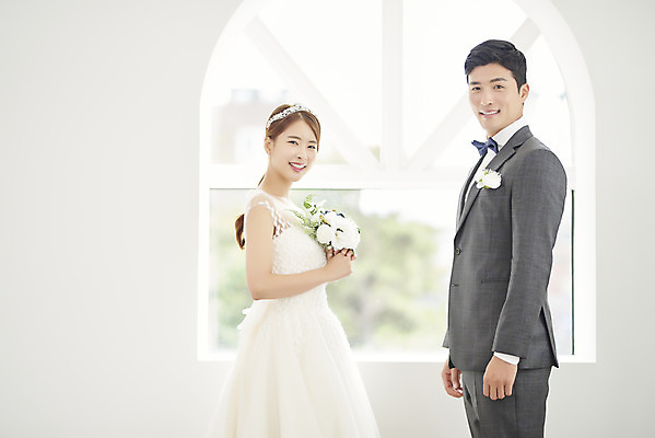 포토 JPG 스튜디오촬영 부부 커플 여자 남자 행복 신부 부케 웨딩드레스 신랑 결혼 실내 사랑 서기 미소 정장 턱시도 상반신 20대 성인 두명 옆모습 30대 다정 한국인 성인만 웨딩촬영 국내포토 드레스 옷 감정 뷰포인트 꽃다발 컨셉 관계 모션 표정 사람 동양인 이벤트 청년 내부 장년 기념사진 파일형식