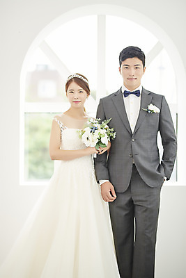 포토 JPG 스튜디오촬영 부부 커플 여자 남자 행복 신부 부케 웨딩드레스 신랑 결혼 실내 사랑 서기 미소 정장 턱시도 상반신 20대 성인 두명 앞모습 30대 팔짱 다정 한국인 성인만 웨딩촬영 국내포토 드레스 옷 감정 뷰포인트 꽃다발 컨셉 관계 모션 표정 사람 동양인 이벤트 청년 내부 장년 기념사진 파일형식