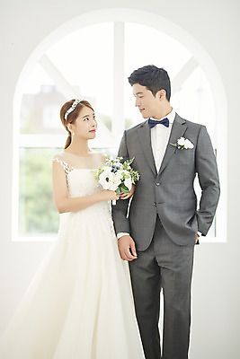 포토 JPG 스튜디오촬영 부부 커플 여자 남자 행복 신부 부케 웨딩드레스 신랑 결혼 실내 사랑 서기 미소 정장 턱시도 상반신 20대 성인 두명 앞모습 30대 마주보기 팔짱 다정 한국인 성인만 웨딩촬영 국내포토 드레스 옷 감정 뷰포인트 꽃다발 컨셉 관계 모션 표정 사람 동양인 이벤트 청년 내부 장년 기념사진 파일형식