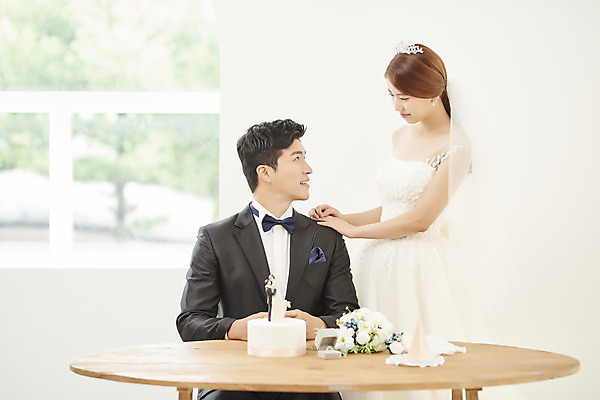 포토 JPG 스튜디오촬영 부부 커플 여자 남자 행복 신부 부케 웨딩드레스 신랑 결혼 실내 사랑 서기 미소 앉기 정장 턱시도 상반신 20대 성인 두명 앞모습 옆모습 30대 마주보기 다정 한국인 성인만 어깨에손 웨딩촬영 국내포토 드레스 옷 감정 뷰포인트 꽃다발 컨셉 관계 모션 표정 사람 동양인 이벤트 청년 내부 장년 기념사진 파일형식