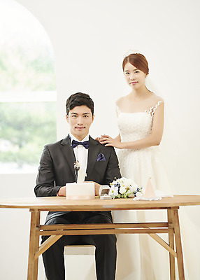 포토 JPG 스튜디오촬영 부부 커플 여자 남자 행복 신부 부케 웨딩드레스 신랑 결혼 실내 사랑 서기 미소 앉기 정장 턱시도 상반신 20대 성인 두명 앞모습 30대 다정 한국인 성인만 어깨에손 웨딩촬영 국내포토 드레스 옷 감정 뷰포인트 꽃다발 컨셉 관계 모션 표정 사람 동양인 이벤트 청년 내부 장년 기념사진 파일형식