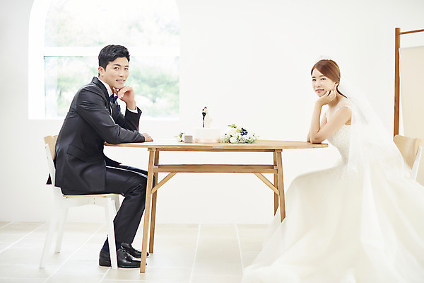 포토 JPG 스튜디오촬영 전신 부부 커플 여자 남자 행복 신부 부케 웨딩드레스 신랑 결혼 실내 사랑 미소 앉기 정장 턱시도 20대 성인 두명 옆모습 30대 턱괴기 다정 한국인 성인만 웨딩촬영 국내포토 드레스 옷 감정 뷰포인트 꽃다발 컨셉 관계 모션 표정 사람 동양인 이벤트 청년 내부 장년 기념사진 파일형식