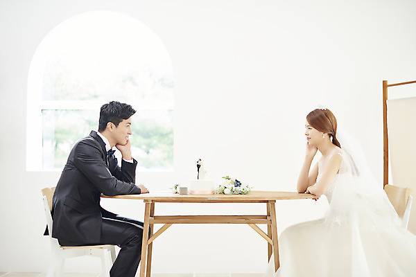 포토 JPG 스튜디오촬영 부부 커플 여자 남자 행복 신부 부케 웨딩드레스 신랑 결혼 실내 사랑 미소 앉기 정장 턱시도 상반신 20대 성인 두명 옆모습 30대 마주보기 턱괴기 다정 한국인 성인만 웨딩촬영 국내포토 드레스 옷 감정 뷰포인트 꽃다발 컨셉 관계 모션 표정 사람 동양인 이벤트 청년 내부 장년 기념사진 파일형식