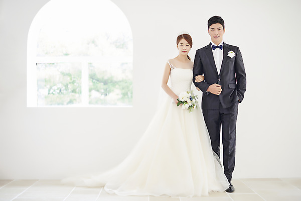 포토 JPG 스튜디오촬영 전신 부부 커플 여자 남자 행복 신부 부케 웨딩드레스 신랑 결혼 실내 사랑 서기 미소 정장 턱시도 20대 성인 두명 앞모습 30대 팔짱 다정 한국인 성인만 웨딩촬영 국내포토 드레스 옷 감정 뷰포인트 꽃다발 컨셉 관계 모션 표정 사람 동양인 이벤트 청년 내부 장년 기념사진 파일형식