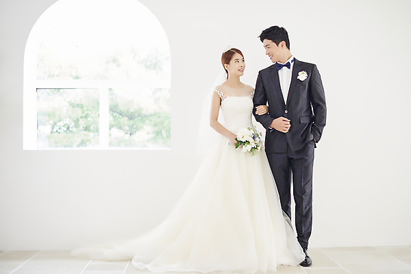 포토 JPG 스튜디오촬영 전신 부부 커플 여자 남자 행복 신부 부케 웨딩드레스 신랑 결혼 실내 사랑 서기 미소 정장 턱시도 20대 성인 두명 앞모습 30대 마주보기 팔짱 다정 한국인 성인만 웨딩촬영 국내포토 드레스 옷 감정 뷰포인트 꽃다발 컨셉 관계 모션 표정 사람 동양인 이벤트 청년 내부 장년 기념사진 파일형식