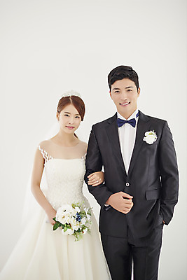 포토 JPG 스튜디오촬영 부부 커플 여자 남자 행복 신부 부케 웨딩드레스 신랑 결혼 실내 사랑 서기 미소 정장 턱시도 상반신 20대 성인 두명 앞모습 30대 팔짱 다정 한국인 성인만 웨딩촬영 국내포토 드레스 옷 감정 뷰포인트 꽃다발 컨셉 관계 모션 표정 사람 동양인 이벤트 청년 내부 장년 기념사진 파일형식