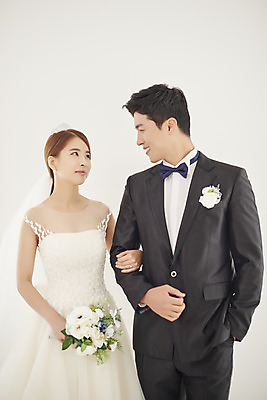 포토 JPG 스튜디오촬영 부부 커플 여자 남자 행복 신부 부케 웨딩드레스 신랑 결혼 실내 사랑 서기 미소 정장 턱시도 상반신 20대 성인 두명 앞모습 30대 마주보기 팔짱 다정 한국인 성인만 웨딩촬영 국내포토 드레스 옷 감정 뷰포인트 꽃다발 컨셉 관계 모션 표정 사람 동양인 이벤트 청년 내부 장년 기념사진 파일형식
