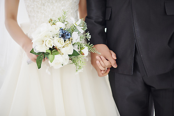 포토 JPG 스튜디오촬영 부부 커플 여자 남자 행복 신부 부케 웨딩드레스 신랑 결혼 실내 사랑 서기 정장 턱시도 상반신 20대 성인 두명 앞모습 30대 손잡기 다정 한국인 성인만 웨딩촬영 국내포토 드레스 옷 감정 뷰포인트 꽃다발 컨셉 관계 모션 사람 동양인 이벤트 청년 내부 장년 기념사진 파일형식