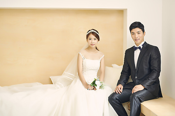 포토 JPG 스튜디오촬영 부부 커플 여자 남자 행복 신부 부케 웨딩드레스 신랑 결혼 실내 사랑 미소 앉기 정장 턱시도 상반신 20대 성인 두명 앞모습 30대 다정 한국인 성인만 웨딩촬영 국내포토 드레스 옷 감정 뷰포인트 꽃다발 컨셉 관계 모션 표정 사람 동양인 이벤트 청년 내부 장년 기념사진 파일형식