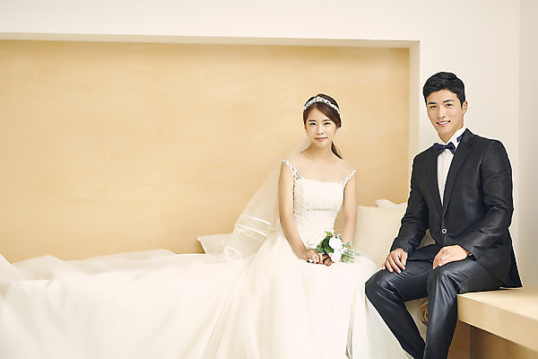 포토 JPG 스튜디오촬영 부부 커플 여자 남자 행복 신부 부케 웨딩드레스 신랑 결혼 실내 사랑 미소 앉기 정장 턱시도 상반신 20대 성인 두명 앞모습 30대 다정 한국인 성인만 웨딩촬영 국내포토 드레스 옷 감정 뷰포인트 꽃다발 컨셉 관계 모션 표정 사람 동양인 이벤트 청년 내부 장년 기념사진 파일형식