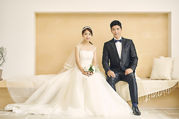 포토 JPG 스튜디오촬영 전신 부부 커플 여자 남자 행복 신부 부케 웨딩드레스 신랑 결혼 실내 사랑 미소 앉기 정장 턱시도 20대 성인 두명 앞모습 30대 다정 한국인 성인만 웨딩촬영 국내포토 드레스 옷 감정 뷰포인트 꽃다발 컨셉 관계 모션 표정 사람 동양인 이벤트 청년 내부 장년 기념사진 파일형식