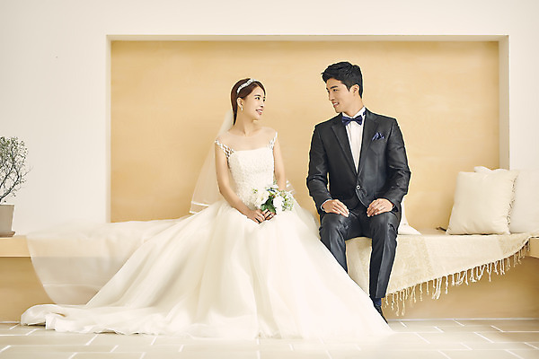 포토 JPG 스튜디오촬영 전신 부부 커플 여자 남자 행복 신부 부케 웨딩드레스 신랑 결혼 실내 사랑 미소 앉기 정장 턱시도 20대 성인 두명 앞모습 30대 마주보기 다정 한국인 성인만 웨딩촬영 국내포토 드레스 옷 감정 뷰포인트 꽃다발 컨셉 관계 모션 표정 사람 동양인 이벤트 청년 내부 장년 기념사진 파일형식