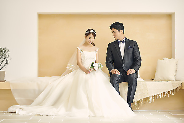 포토 JPG 스튜디오촬영 전신 부부 커플 여자 남자 행복 신부 부케 웨딩드레스 신랑 결혼 실내 사랑 미소 앉기 정장 턱시도 20대 성인 두명 앞모습 30대 다정 한국인 성인만 웨딩촬영 국내포토 드레스 옷 감정 뷰포인트 꽃다발 컨셉 관계 모션 표정 사람 동양인 이벤트 청년 내부 장년 기념사진 파일형식