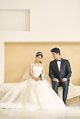 포토 JPG 스튜디오촬영 전신 부부 커플 여자 남자 행복 신부 부케 웨딩드레스 신랑 결혼 실내 사랑 미소 앉기 정장 턱시도 20대 성인 두명 앞모습 30대 다정 한국인 성인만 웨딩촬영 국내포토 드레스 옷 감정 뷰포인트 꽃다발 컨셉 관계 모션 표정 사람 동양인 이벤트 청년 내부 장년 기념사진 파일형식