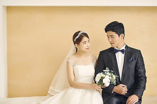 포토 JPG 스튜디오촬영 부부 커플 여자 남자 행복 신부 부케 웨딩드레스 신랑 결혼 실내 사랑 미소 앉기 정장 턱시도 상반신 20대 성인 두명 앞모습 30대 마주보기 팔짱 다정 한국인 성인만 웨딩촬영 국내포토 드레스 옷 감정 뷰포인트 꽃다발 컨셉 관계 모션 표정 사람 동양인 이벤트 청년 내부 장년 기념사진 파일형식