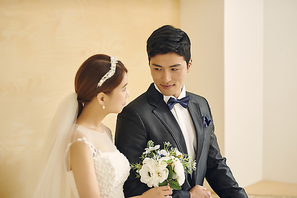 포토 JPG 스튜디오촬영 부부 커플 여자 남자 행복 신부 부케 웨딩드레스 신랑 결혼 실내 사랑 미소 앉기 정장 턱시도 상반신 20대 성인 두명 옆모습 30대 마주보기 다정 한국인 성인만 웨딩촬영 국내포토 드레스 옷 감정 뷰포인트 꽃다발 컨셉 관계 모션 표정 사람 동양인 이벤트 청년 내부 장년 기념사진 파일형식