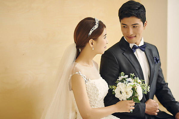 포토 JPG 스튜디오촬영 부부 커플 여자 남자 행복 신부 부케 웨딩드레스 신랑 결혼 실내 사랑 미소 앉기 정장 턱시도 상반신 20대 성인 두명 옆모습 30대 마주보기 다정 한국인 성인만 웨딩촬영 국내포토 드레스 옷 감정 뷰포인트 꽃다발 컨셉 관계 모션 표정 사람 동양인 이벤트 청년 내부 장년 기념사진 파일형식