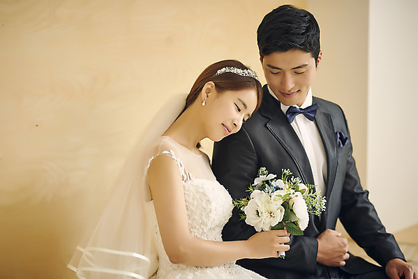 포토 JPG 스튜디오촬영 부부 커플 여자 남자 행복 신부 부케 웨딩드레스 신랑 결혼 실내 사랑 미소 앉기 정장 턱시도 상반신 20대 성인 두명 옆모습 30대 기댐 다정 한국인 성인만 웨딩촬영 국내포토 드레스 옷 감정 뷰포인트 꽃다발 컨셉 관계 모션 표정 사람 동양인 이벤트 청년 내부 장년 기념사진 파일형식