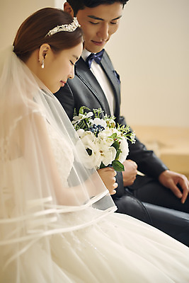 포토 JPG 스튜디오촬영 부부 커플 여자 남자 행복 신부 부케 웨딩드레스 신랑 결혼 실내 사랑 미소 앉기 정장 턱시도 상반신 20대 성인 두명 옆모습 30대 다정 한국인 성인만 웨딩촬영 국내포토 드레스 옷 감정 뷰포인트 꽃다발 컨셉 관계 모션 표정 사람 동양인 이벤트 청년 내부 장년 기념사진 파일형식