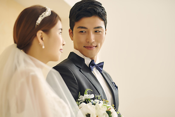 포토 JPG 스튜디오촬영 부부 커플 여자 남자 행복 신부 부케 웨딩드레스 신랑 결혼 실내 사랑 미소 앉기 정장 턱시도 상반신 20대 성인 두명 옆모습 30대 마주보기 다정 한국인 성인만 웨딩촬영 국내포토 드레스 옷 감정 뷰포인트 꽃다발 컨셉 관계 모션 표정 사람 동양인 이벤트 청년 내부 장년 기념사진 파일형식