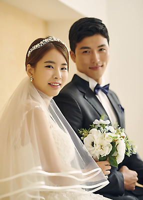 포토 JPG 스튜디오촬영 부부 커플 여자 남자 행복 신부 부케 웨딩드레스 신랑 결혼 실내 사랑 미소 앉기 정장 턱시도 상반신 20대 성인 두명 옆모습 30대 다정 한국인 성인만 웨딩촬영 국내포토 드레스 옷 감정 뷰포인트 꽃다발 컨셉 관계 모션 표정 사람 동양인 이벤트 청년 내부 장년 기념사진 파일형식